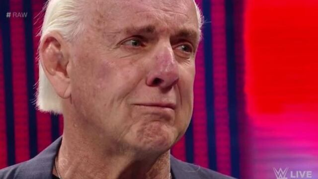 WWE: Charlotte hizo llorar a Ric Flair y luego lo botó del ring