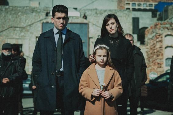 Néstor (Jaime Lorente) junto a su esposa Rocío Manchado (Natalia Molina) y su hija en la serie española "Mano de hierro" (Foto: Netflix)