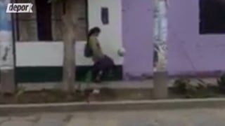 Conoce a la peruana de 40 años que la rompe jugando fútbol y hace más de mil ‘dominaditas’ [VIDEO]