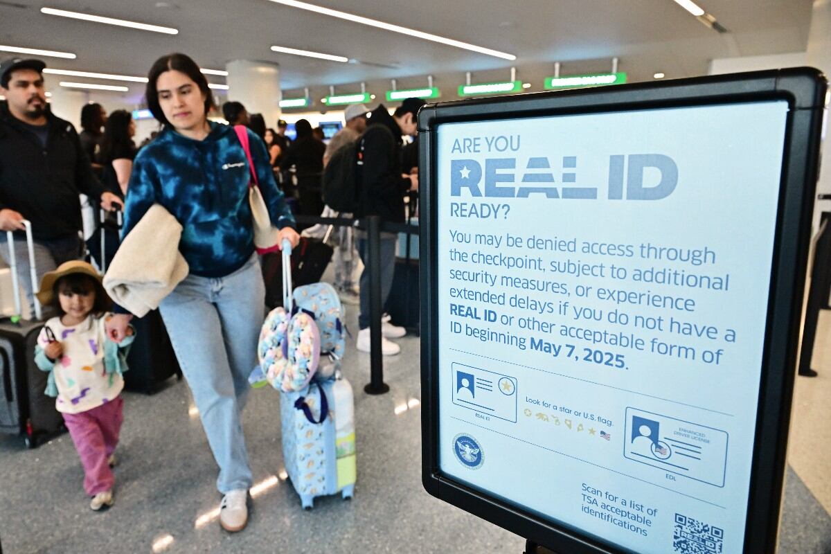 Apple también está ampliando su sistema de identificación digital compatible con REAL ID, ofreciendo una forma segura y práctica de verificar la identidad durante vuelos nacionales. (Foto: AFP)