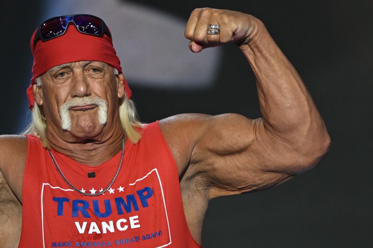 Hulk Hogan llamó la atención siempre por su característico atuendo rojo y amarillo, bigote rubio en forma de herradura y pañuelos atados a la cabeza.
(Foto: AFP)