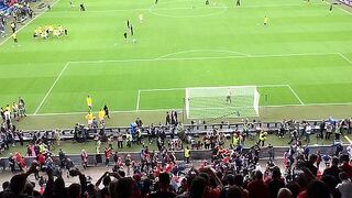 Liverpool vs Sevilla: Hinchas se pelearon dentro del estadio