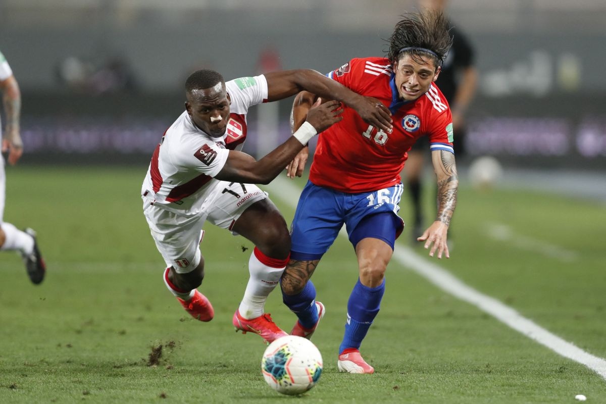 Perú y Chile se enfrentarán este 11 de octubre por la tercera fecha de las Eliminatorias 2026. (Foto: AFP)