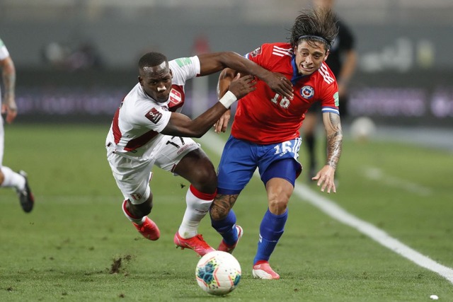 Perú ganó por 2-0 a Chile por la fecha 11 de las Eliminatorias 2022. (Foto: AFP)