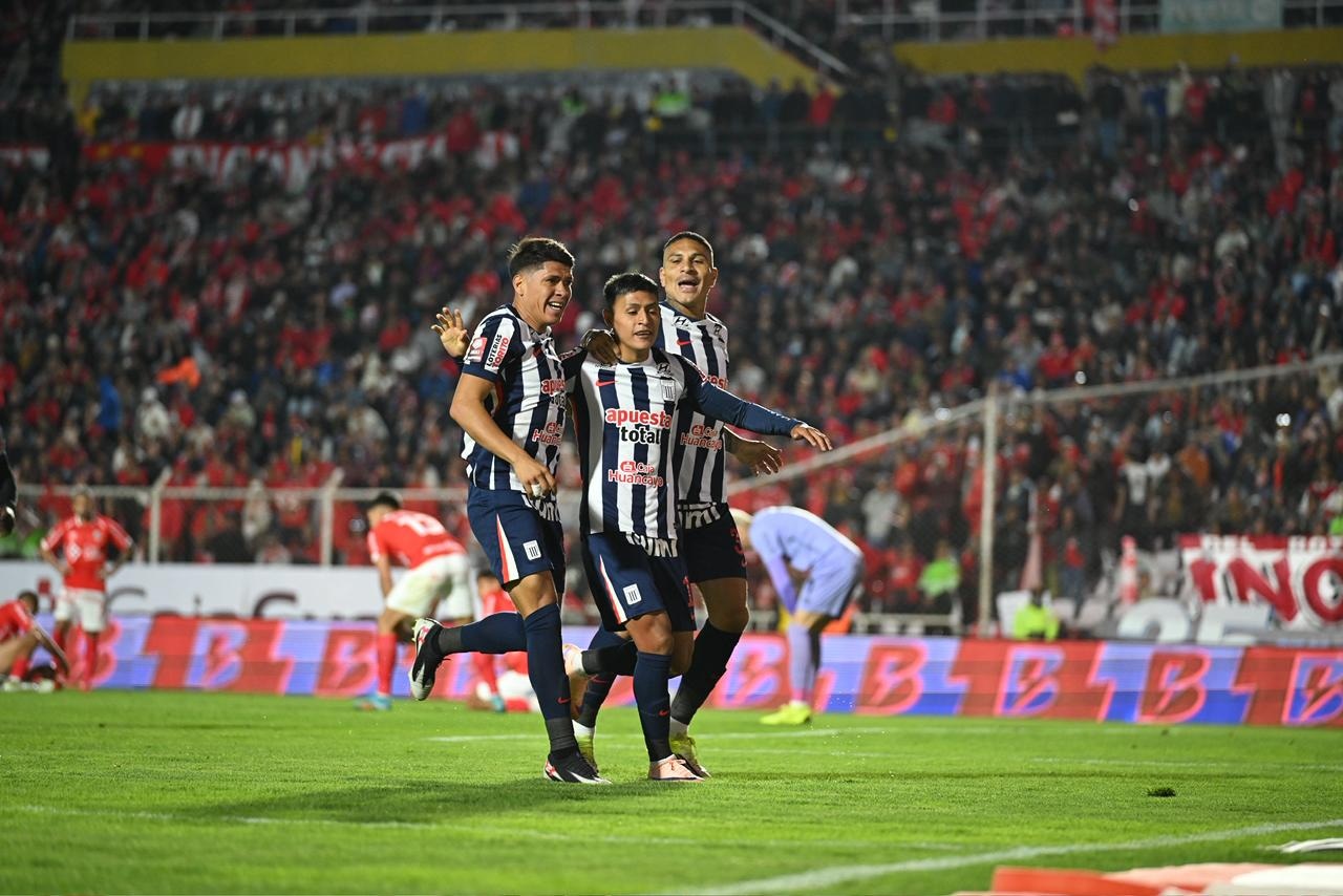 ¡Se abrazan al Apertura! Alianza Lima ganó en Cusco y quedó a un triunfo de tocar la gloria | Foto: Paloma Del Solar