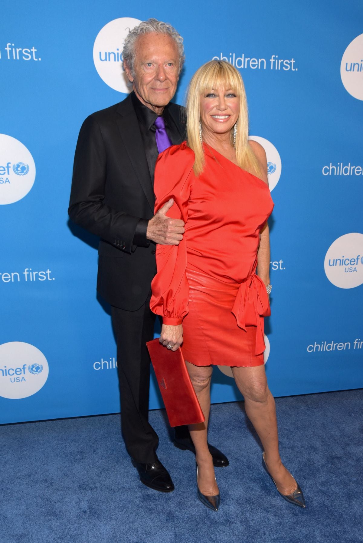 Cuando Suzanne Somers y el productor y animador Alan Hamel asistieron al séptimo baile bienal de UNICEF en el Hotel Beverly Wilshire el 14 de abril de 2018 en Beverly Hills, California (Foto: Tara Ziemba / AFP)