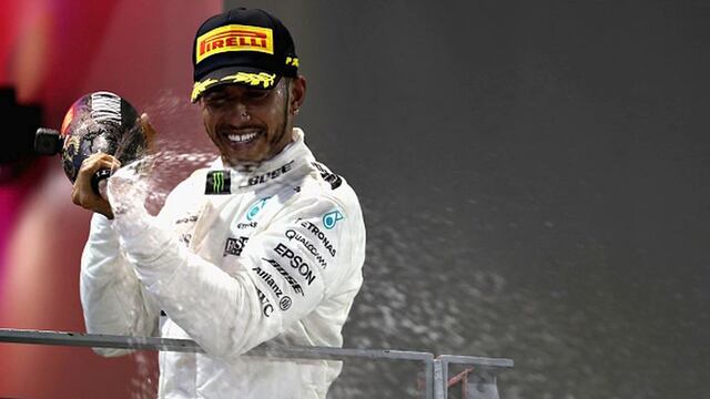 ¡Festeja! Lewis Hamilton ganó el GP de Singapur tras abandono de Sebastian Vettel
