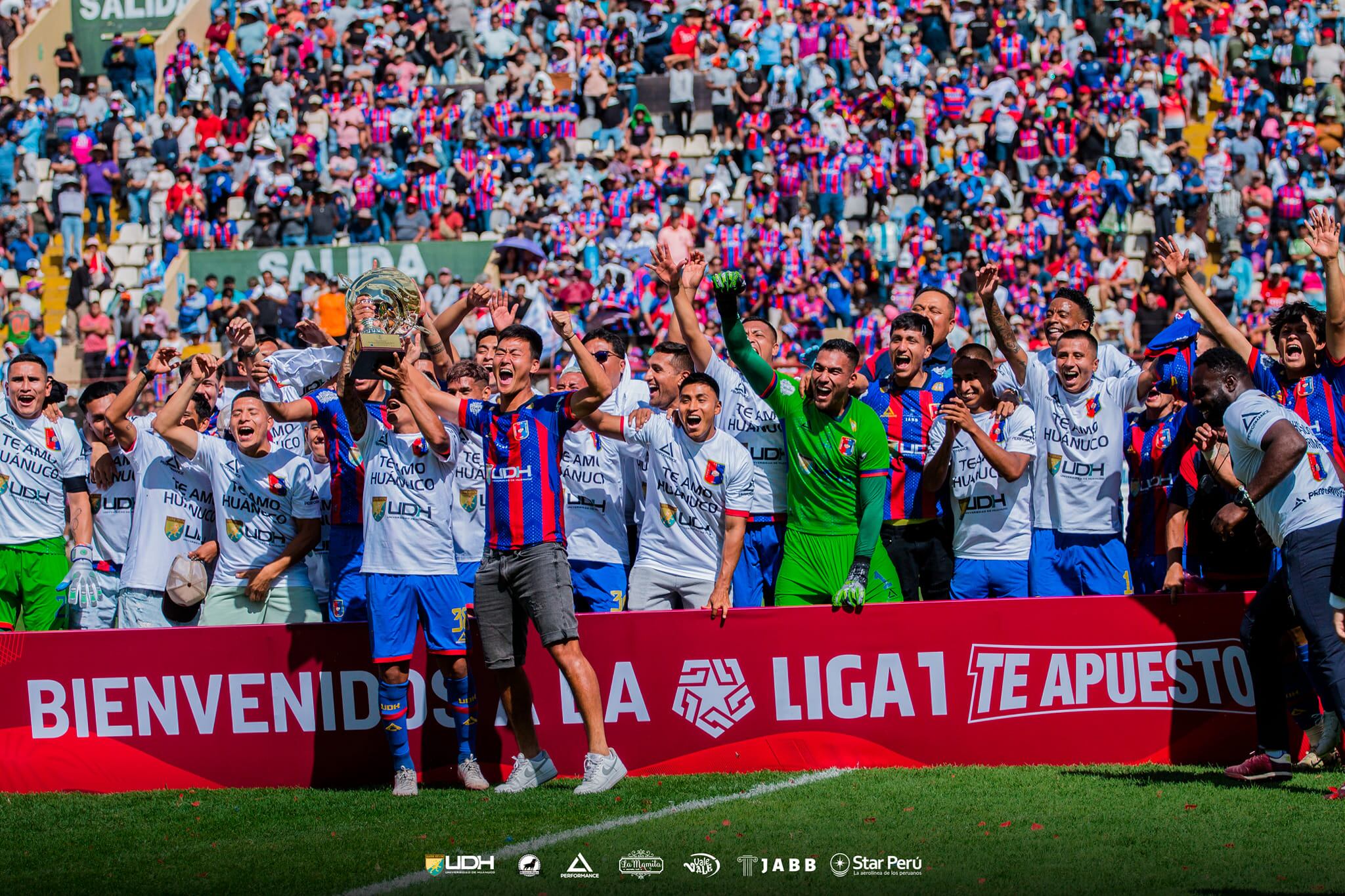 La celebración de Alianza Universidad tras conseguir el ascenso. (Foto: Alianza Universidad)
