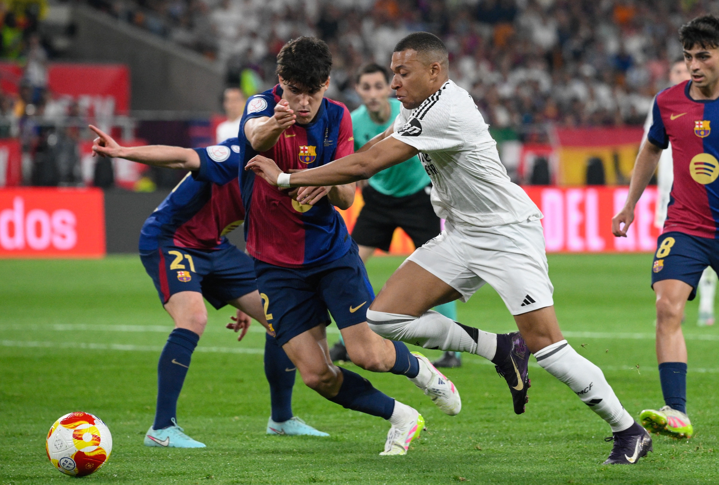 BARCELONA, CATALUÑA (ESPAÑA), 25/10/2026.- ¿Cómo quedó el clásico Barcelona vs. Real Madrid? Encuentra el resultado en directo y las alineaciones probables del partido. FOTO DE JOSEP LAGO PARA AFP