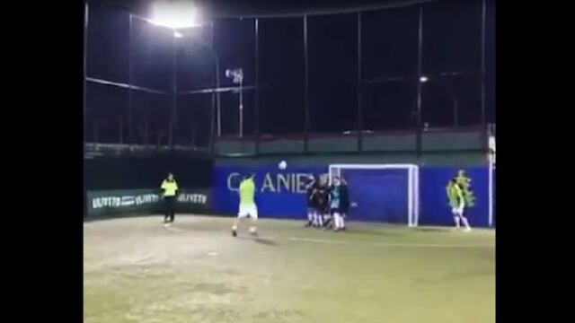 La calidad no se pierde: Totti es viral en Instagram por golazo de tiro libre en 'pichanga' [VIDEO]