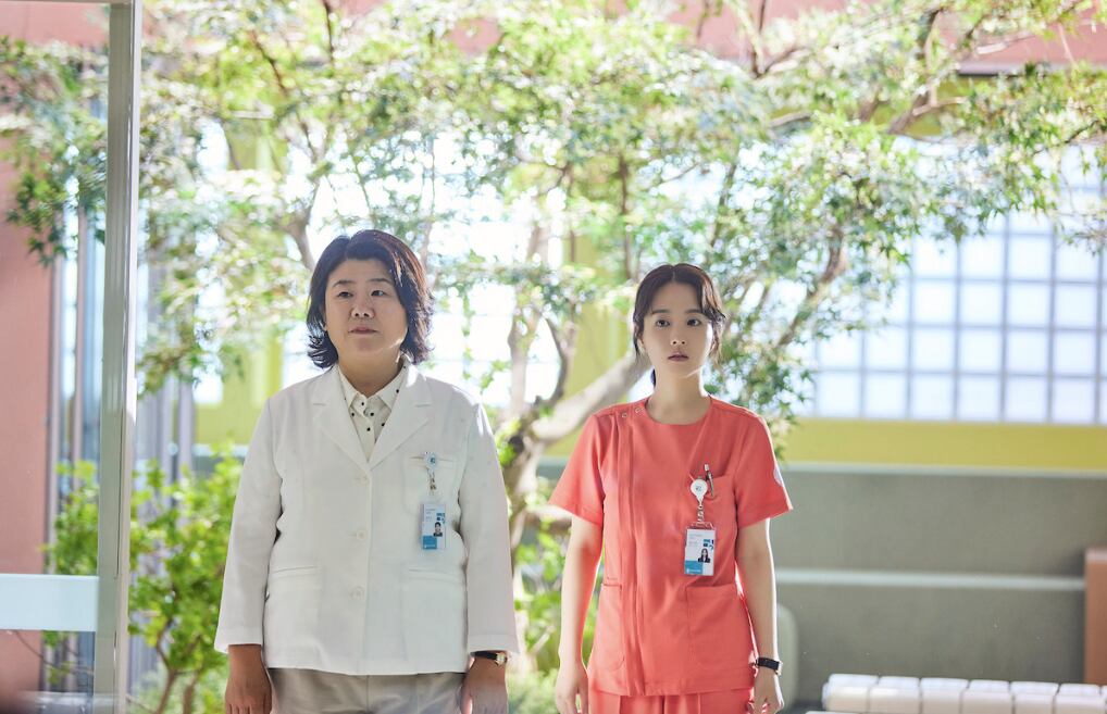 Lee Jung-eun es la jefa de la unidad de psiquiatría en "Una dosis diaria de sol" (Foto: Netflix)