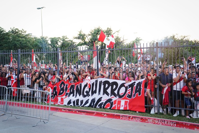 Los hinchas peruanos realizaron un banderolazo en apoyo a la Selección Peruana antes de su debut contra Chile en la Copa América 2024. (Foto: Bicolor).