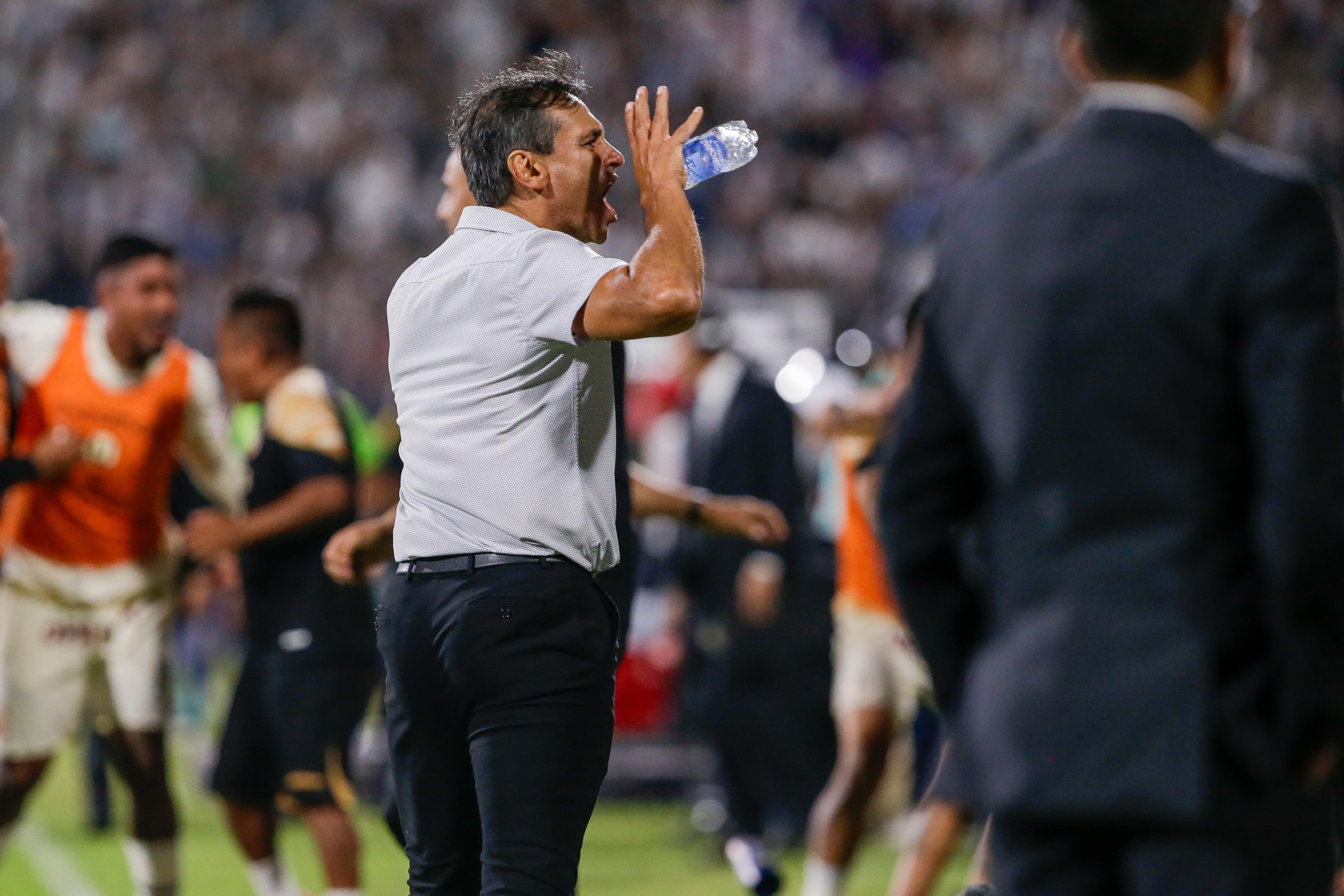 La eufórica celebración de Fabián Bustos mirando a la tribuna occidente en el empate ante Alianza Lima. (Foto: GEC)