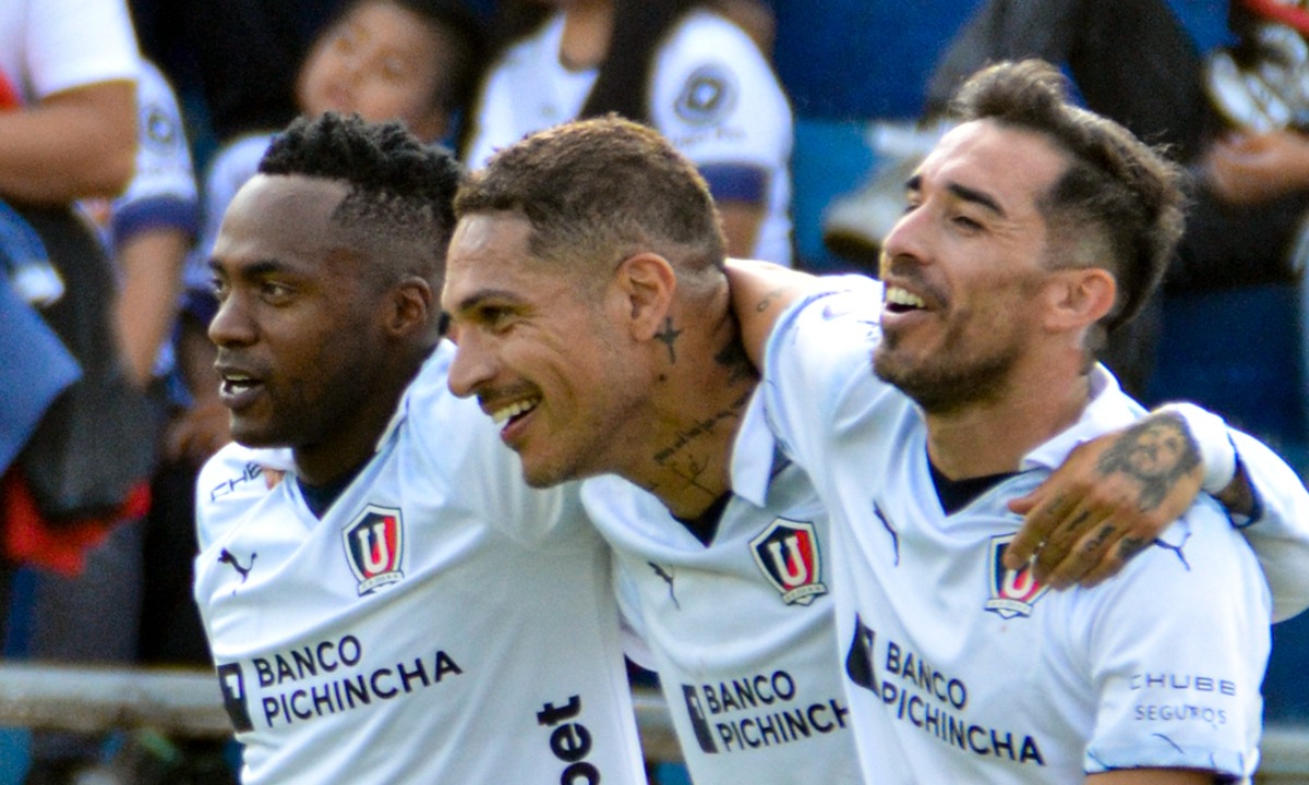 Paolo Guerrero le dio un regalo a uno de sus compañeros de LDU. (Foto: LDU)