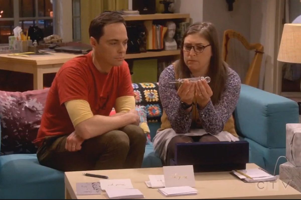 Amy y Sheldon emprenden una búsqueda por toda la ciudad para tratar de averiguar de qué se trataba el regalo de bodas que les dio Penny y Leonard (Foto: Amazon prime video)