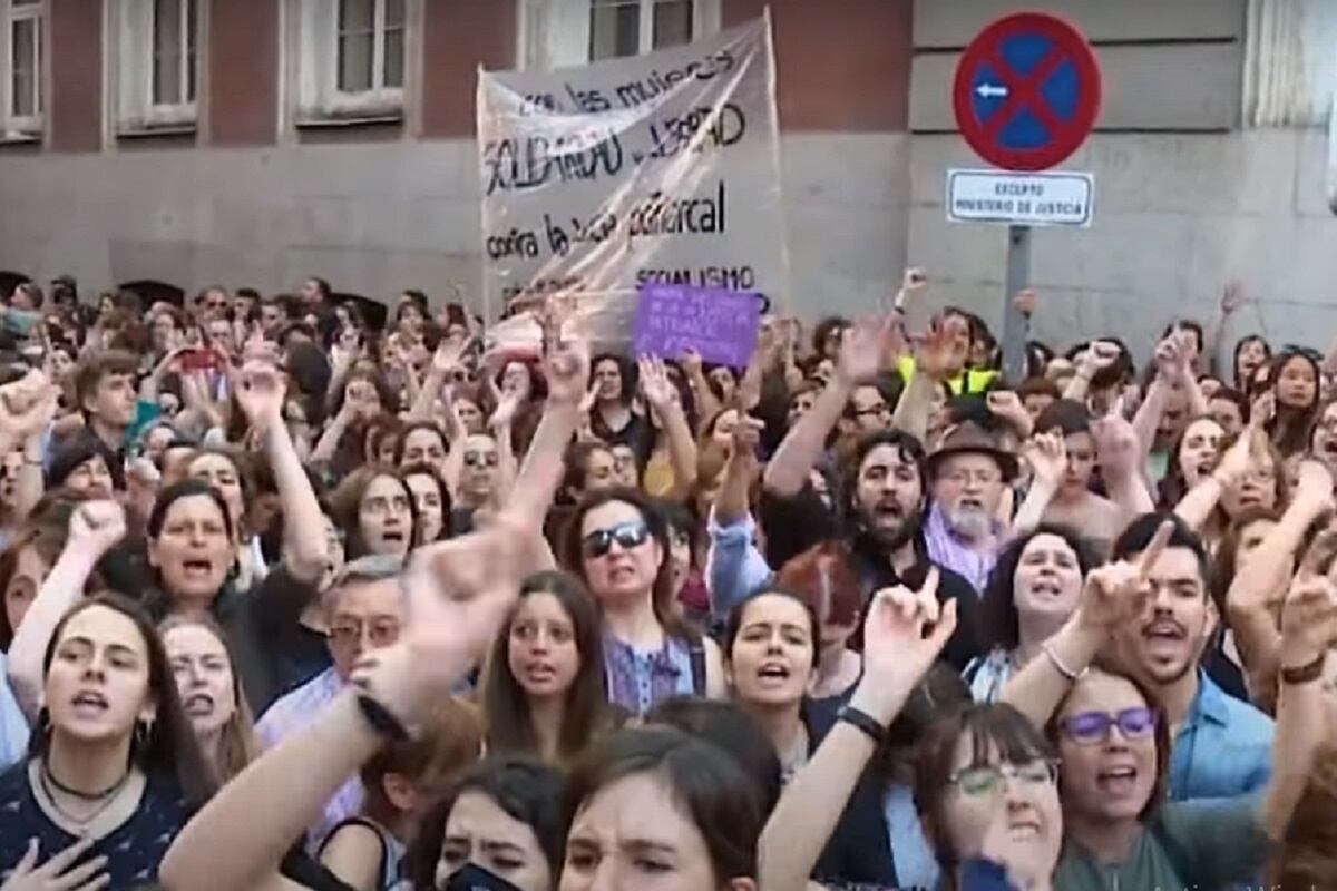 El documental español "No estás sola: La lucha contra La Manada" también muestra las marchas y protestas que provocó el caso de agresión sexual (Foto: Netflix)