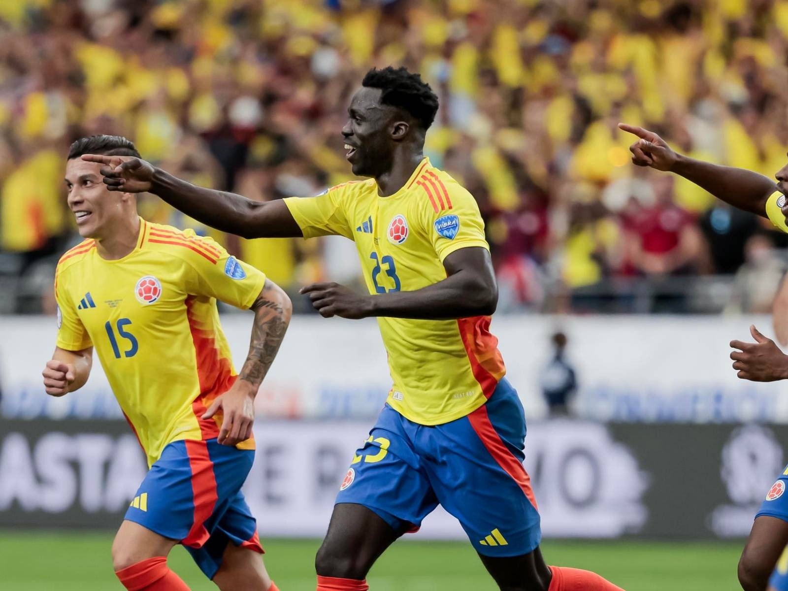 Davinson Sánchez celebra el segundo gol durante la victoria de Colombia por 3-0 sobre Costa Rica en el grupo D de la Copa América 2024. (Foto: EFE/EPA/JOHN G. MABANGLO)