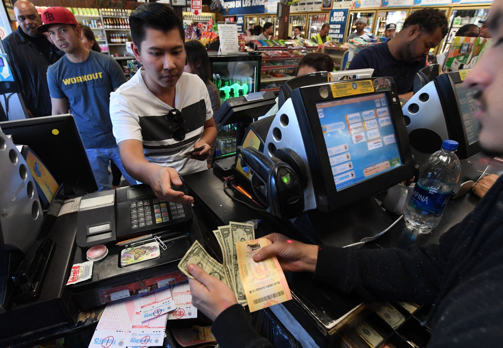 Jugadores sueñan con ganar la Lotería Mega Millions y hacerse millonarios, pero a veces no cobran el ansiado premio mayor (Foto: AFP)