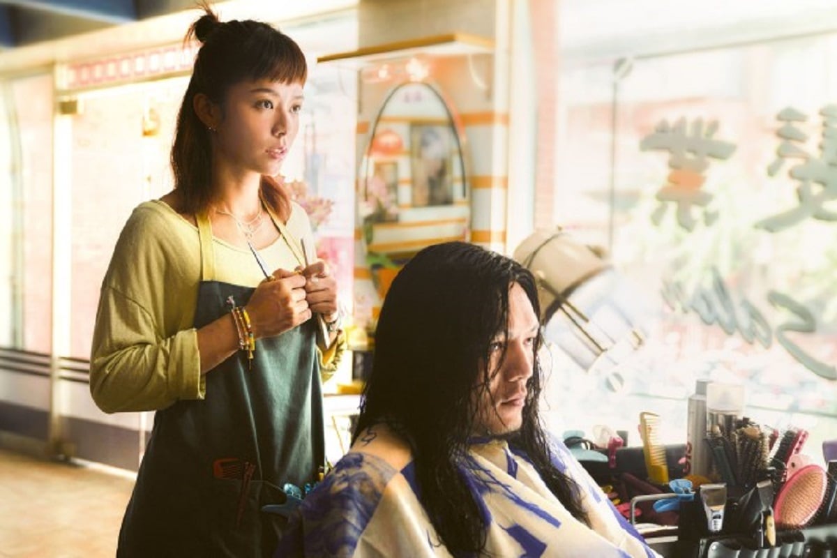 Fan cortándole el cabello al mafioso Tai en la película taiwanesa "Miss Shampoo" (Foto: Netflix)