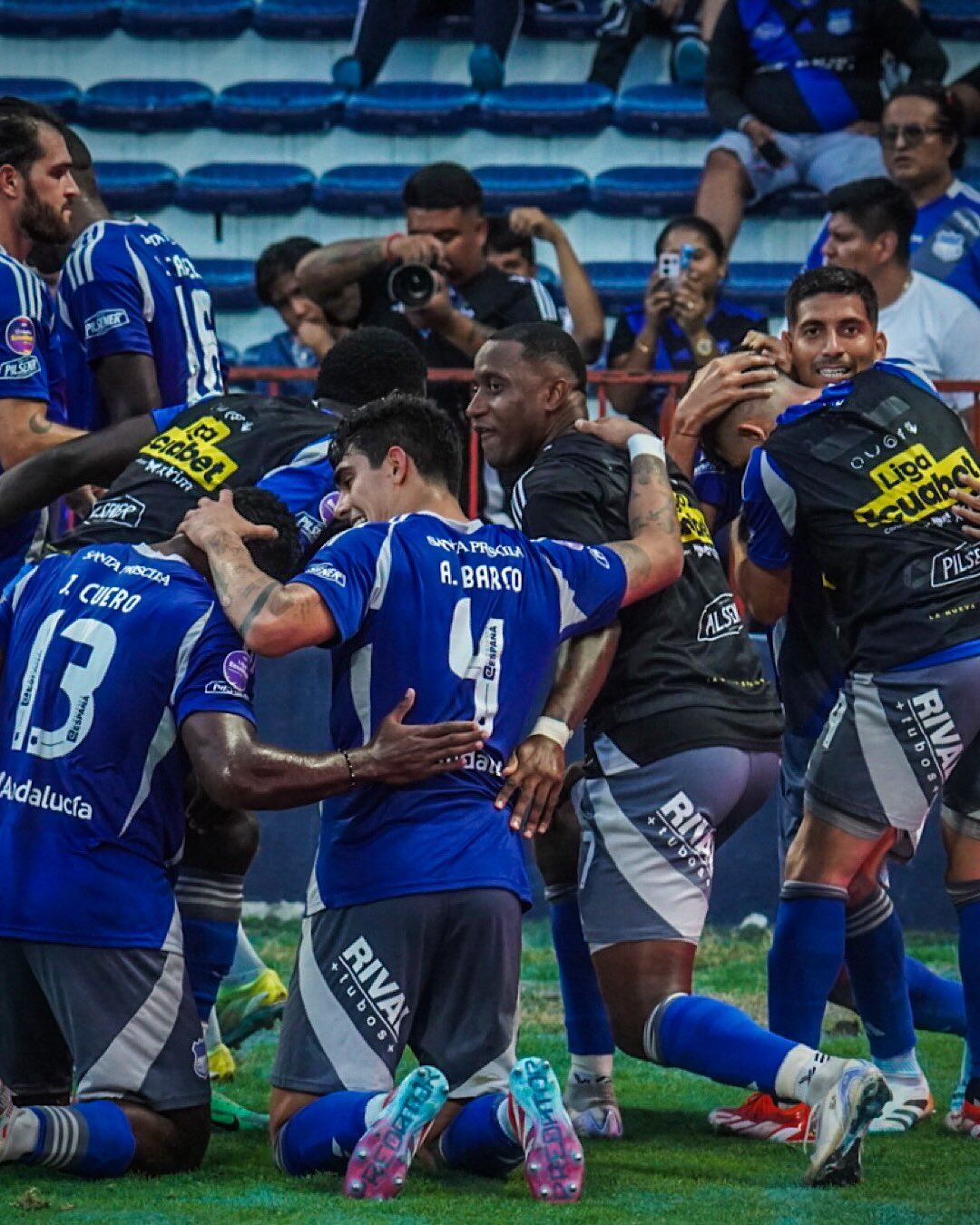 Emelec, con Christian Cueva y Alfonso Barco, derrotó 2-0 a Vinotinto y cortó su mala racha en Ecuador. (Foto: @CSEmelec)