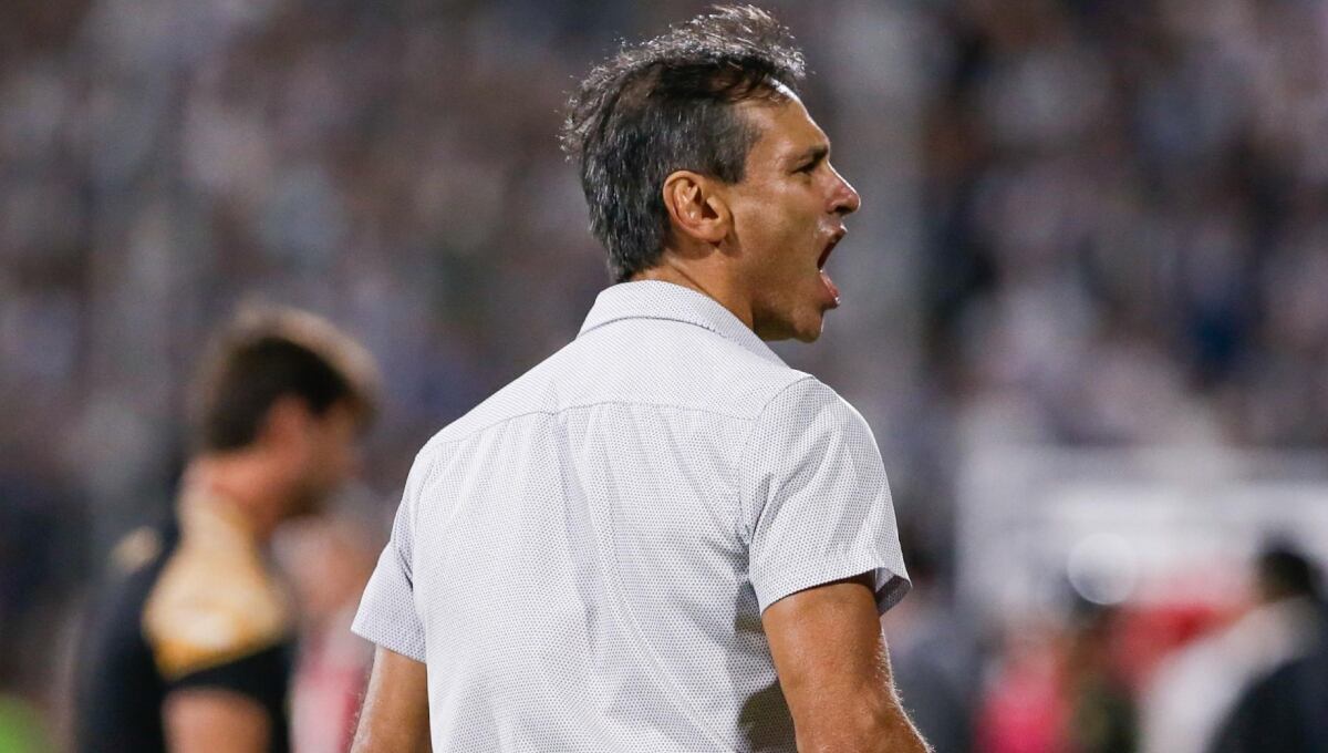 Fabián Bustos se marchó de Universitario siendo el técnico campeón en el centenario del club. (Foto: GEC)