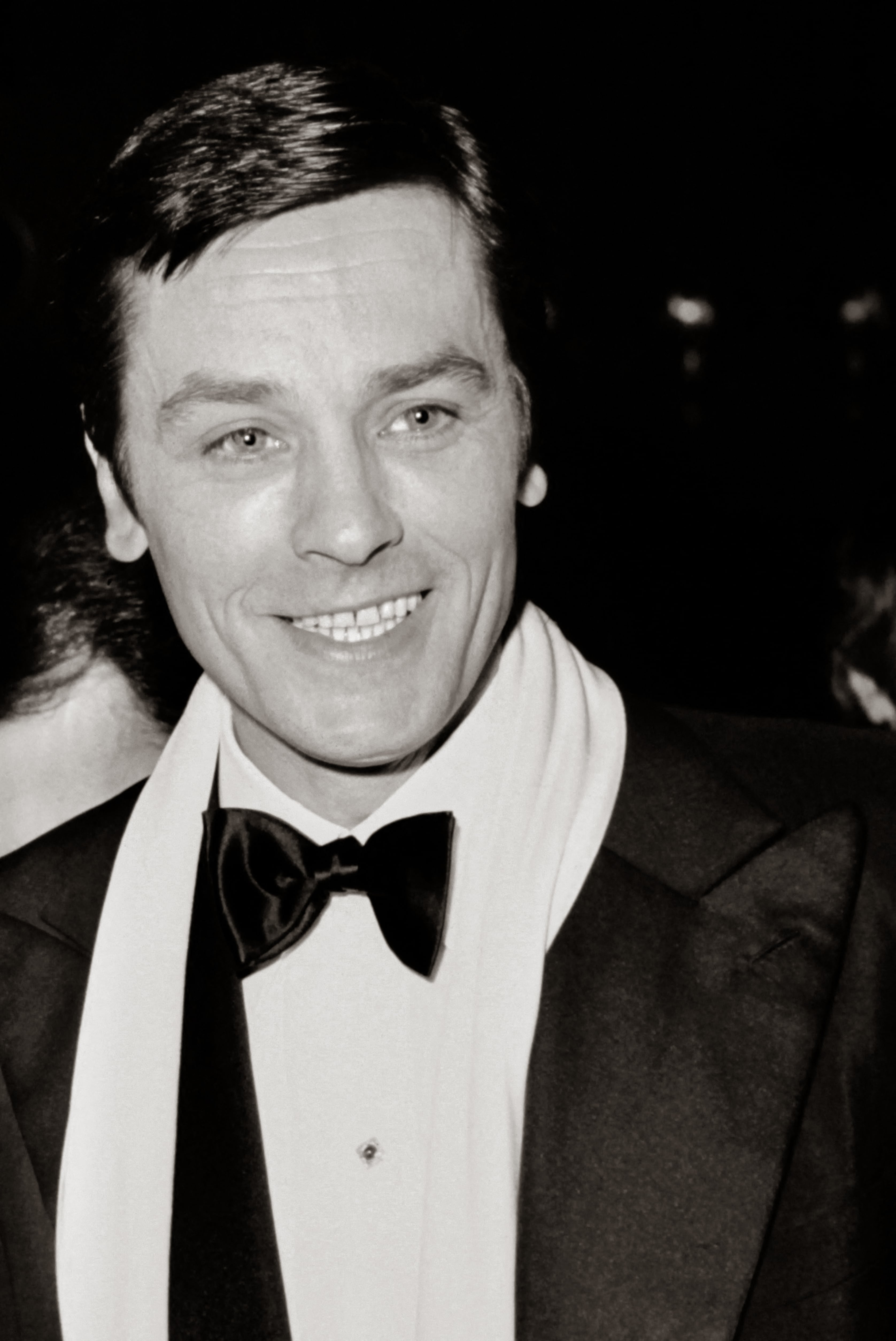 Esta fotografía tomada en enero de 1976 muestra al actor francés Alain Delon durante un evento de gala en el Casino Ruhl de Niza, en el sur de Francia. La leyenda del cine francés, Alain Delon, falleció a los 88 años, según informaron sus tres hijos a la AFP el 18 de agosto de 2024, tras una prolongada lucha contra problemas de salud (Foto: AFP)