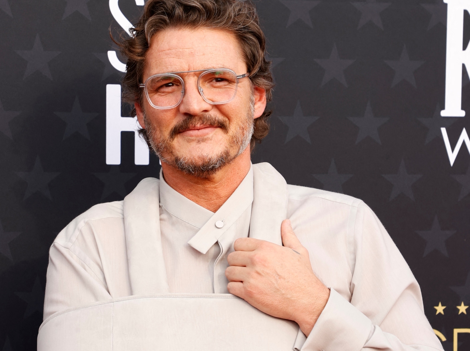 Pedro Pascal dijo lo que le pasó realmente en el brazo y quién es el culpable. El actor de la serie “The Last of Us” contó lo que sucedió en los Emmys Award 2024 (Foto: AFP)