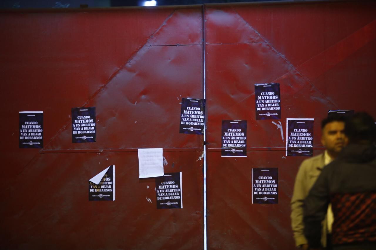 Así amaneció la puerta principal de la Videna. (Foto: GEC)