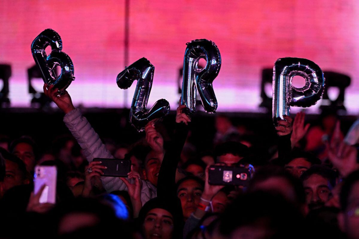 Los fanáticos disfrutan mientras el DJ y productor discográfico argentino Bizarrap se presenta en el escenario durante el BZRP Live Tour en Buenos Aires (Foto: Luis Robayo / AFP)