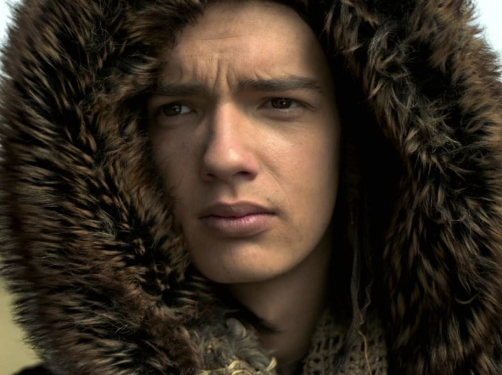 Kodi Smit-McPhee como Keda, con una ropa protectora contra el frío, en una escena de "Alpha" (Foto: Studio 8)