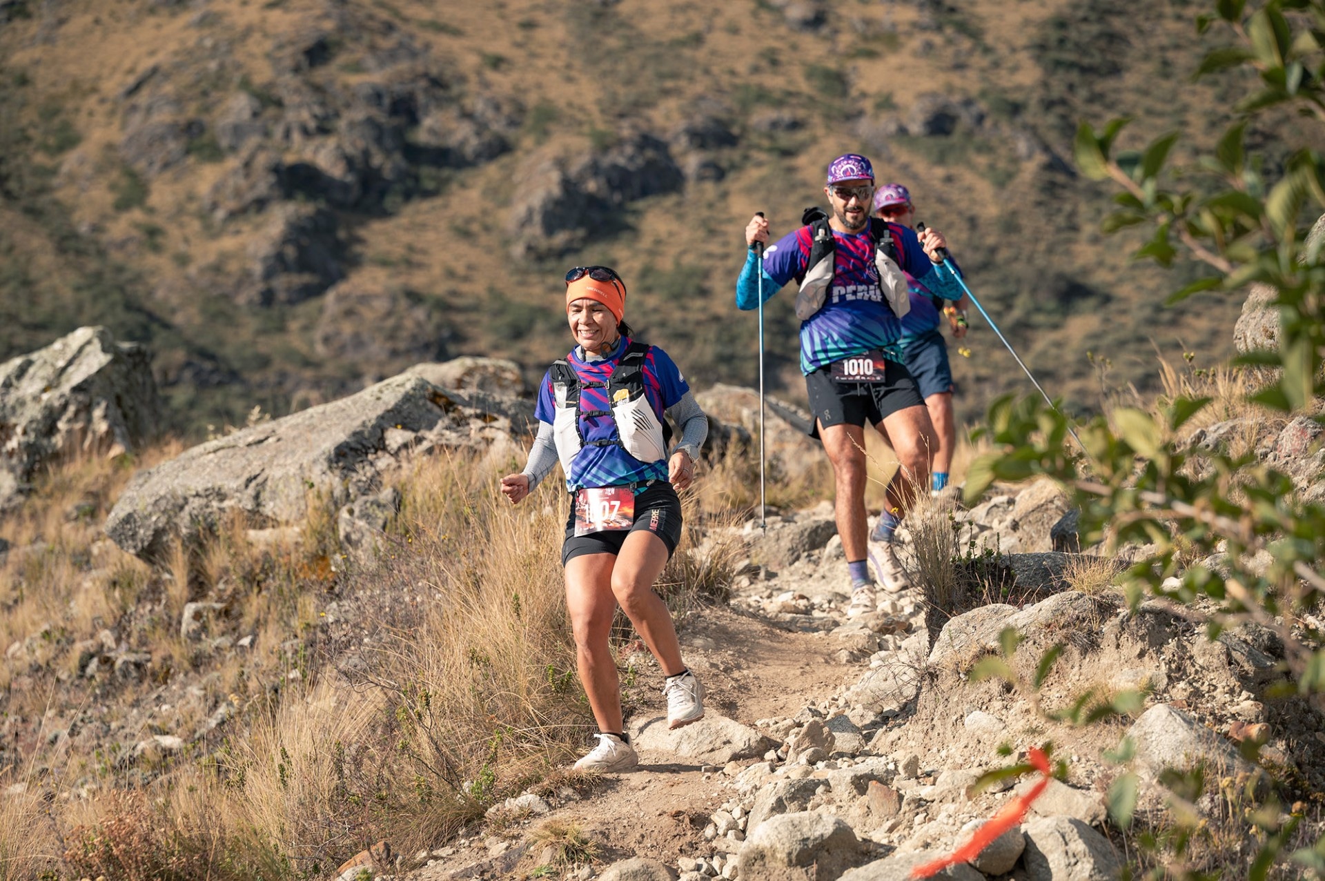 Fueron más de 500 los competidores del evento de 100 millas que inició en los Andes y terminó junto al océano Pacífico.