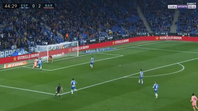 ¡¿Por dónde entró?! Luis Suárez desafió a la física y con un golazo sentenció el derbi ante Espanyol [VIDEO]