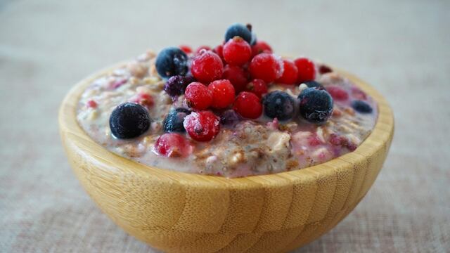 Desayuno saludable: Yogur con avena, leche y frutas