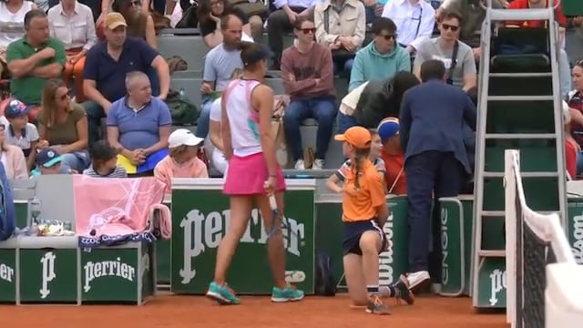 Irina Begu tira su raqueta y casi golpea a un niño en el Roland Garros