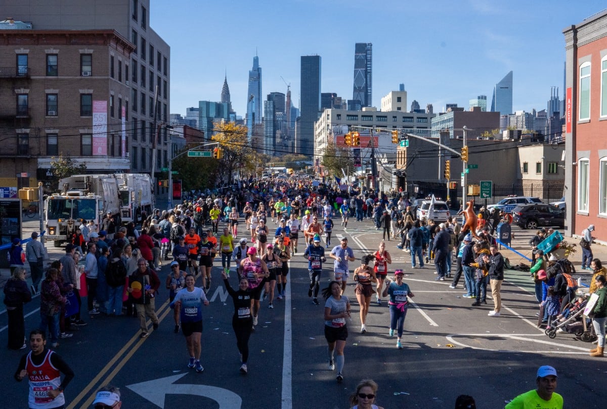El Maratón de Nueva York 2026 se correrá el 1 de noviembre y reunirá a miles de atletas de todo el mundo. | Crédito: David Dee Delgado / AFP