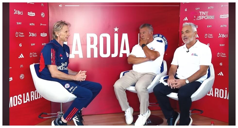 Foto: TNT Sport Chile/ Juvenal Olmos y Claudio Borghi entrevistando a Ricardo Gareca, seleccionador de Chile.