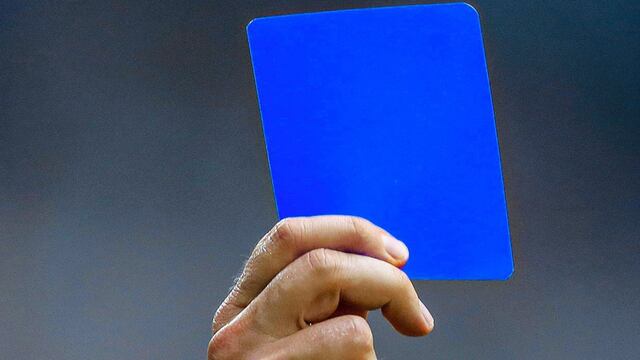 IFAB busca implementar la tarjeta azul: ¿para qué sirve y desde cuándo se utilizará?