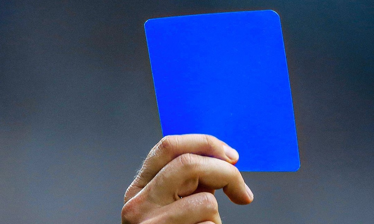 La IFAB busca implementar la tarjeta azul en los partidos de fútbol. (Foto: Difusión)