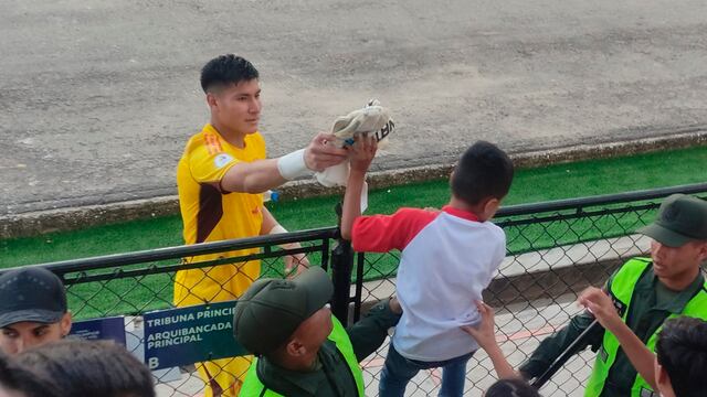 Momento mágico: Diego Romero regaló sus guantes a un niño hincha de la Selección Peruana