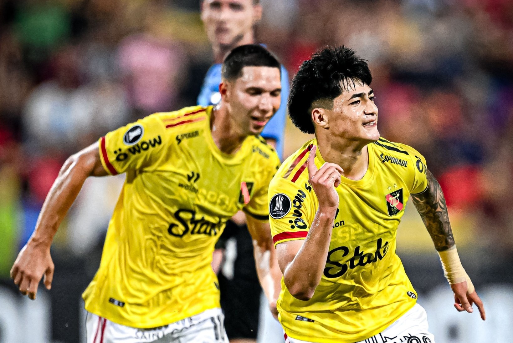 Festejo de Kenji Cabrera, acompañado de Tomás Martínez. (Foto: Prensa Melgar)