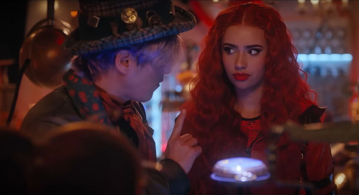 Cuando le advierten a Red sobre las consecuencias de usar la máquina del tiempo en "Descendants: The Rise of Red" (Foto: Disney Channel)