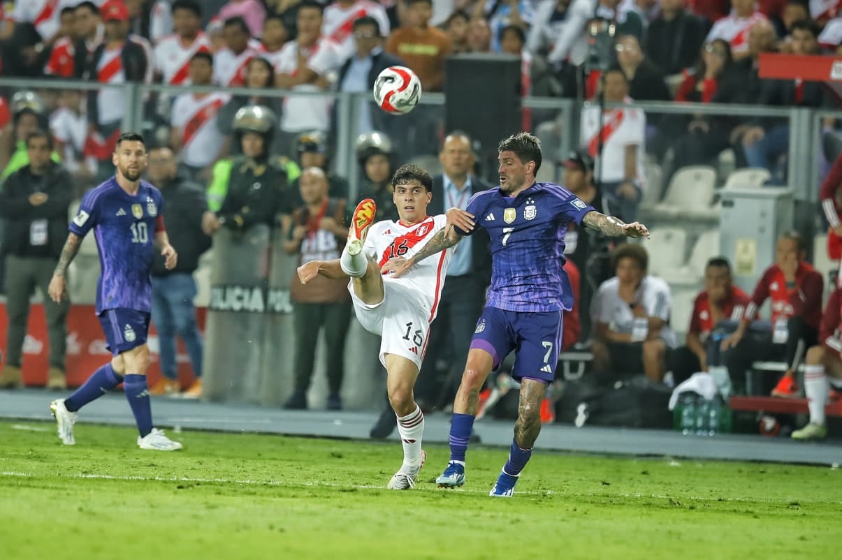 Franco Zanelatto disputando un balón con De Paul. (Giancarlo Avila/@photo.gec)