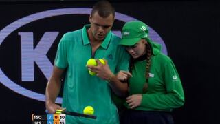 Australian Open: Tsonga y su noble gesto con recogebolas que fue golpeada (VIDEO)