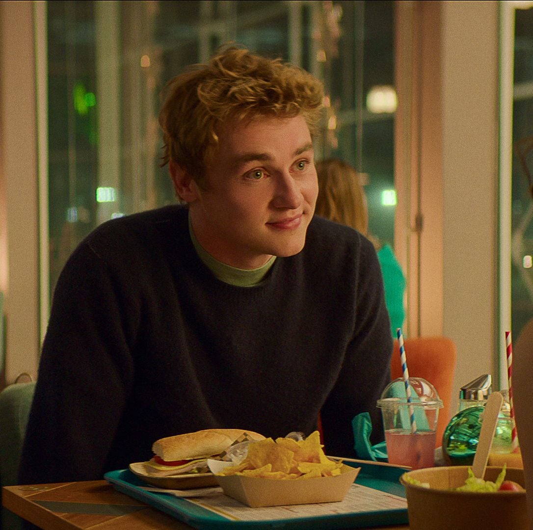 Ben Hardy como Oliver en la película “La probabilidad estadística del amor a primera vista” (Foto: Netflix)