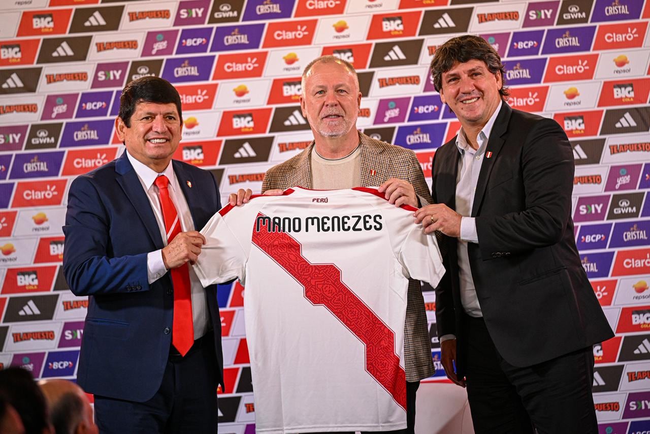 Mano Menezes fue presentado por la Bicolor al mando de Agustín Lozano y Jean Ferrari | Foto: GEC
