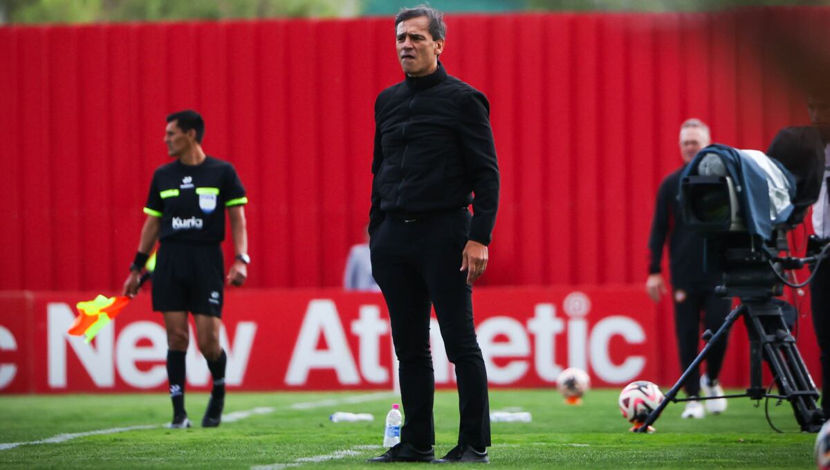 Fabián Bustos quiere seguir contando con Edison Flores para el 2025. (Foto: Universitario)