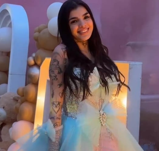 Karely Ruiz en su revelación de género de su bebé (Foto: Karely Ruiz / Facebook)