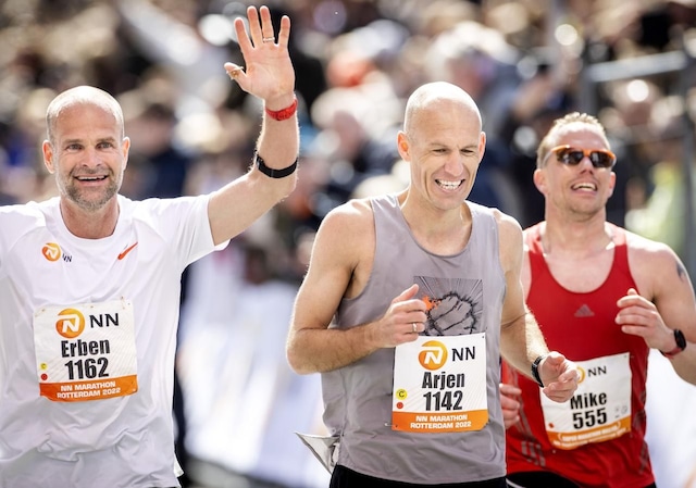 Arjen Robenn, durante su actividad en el fútbol, fue un veloz atacante y mantiene el rigor ahora en el running. Ha participado en la maratón de Rotterdam, donde logró completar la distancia de 42 km en 2 horas, 58 minutos y 33 segundos. (Foto: Facebook)