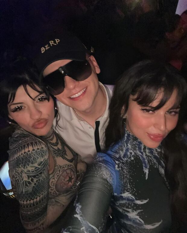 Nathy Peluso junto a Cazzu y Bizarrap en una fiesta (Foto: Nathy Peluso / Instagram)