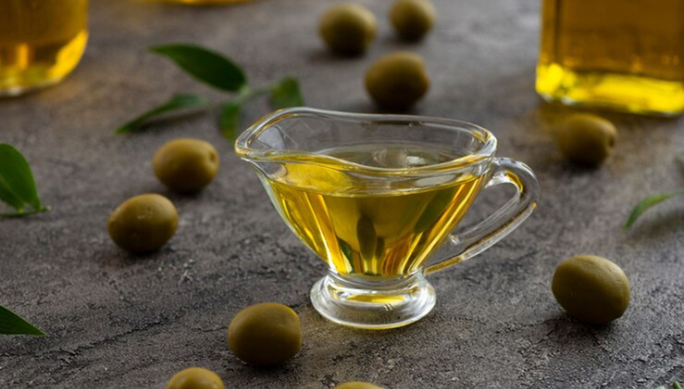 Esta imagen muestra un poco de aceite de oliva en un recipiente. (Foto: freepik)